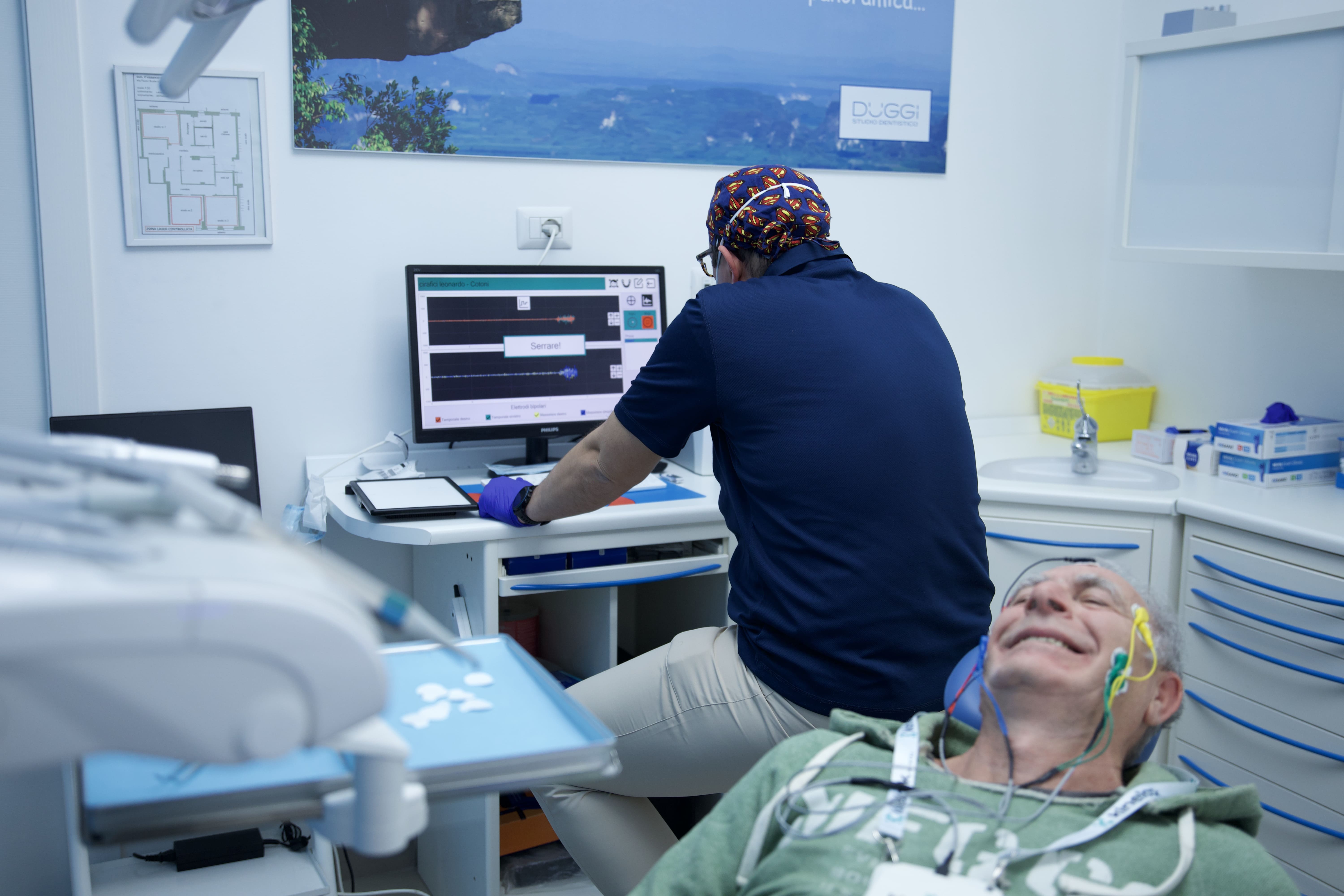 L'elettromiografo Kinelock in uso: i sensori sul viso del paziente e il tracciato sul monitor.