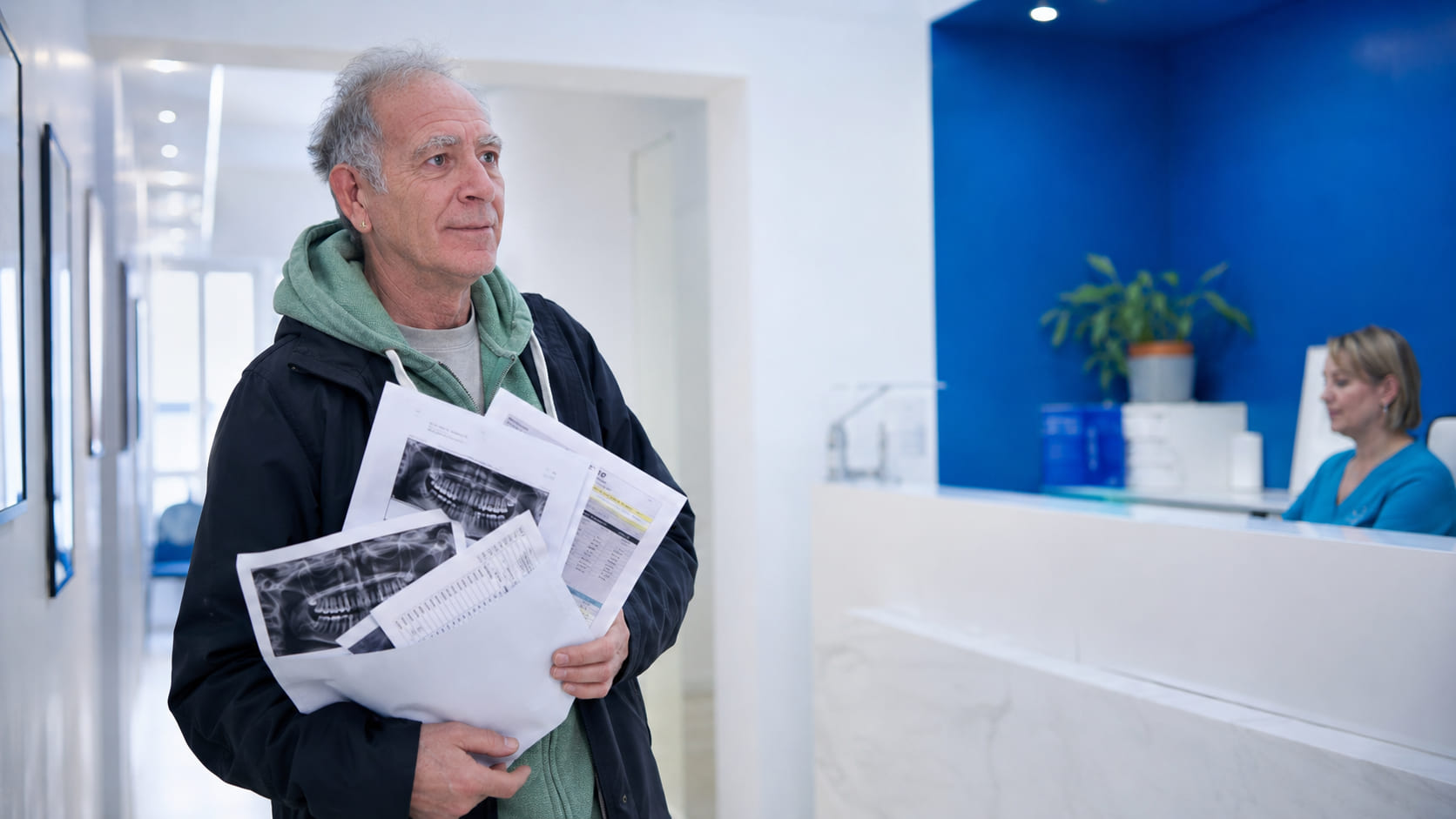 Un paziente arriva in studio con in mano preventivi e radiografie di altri studi.