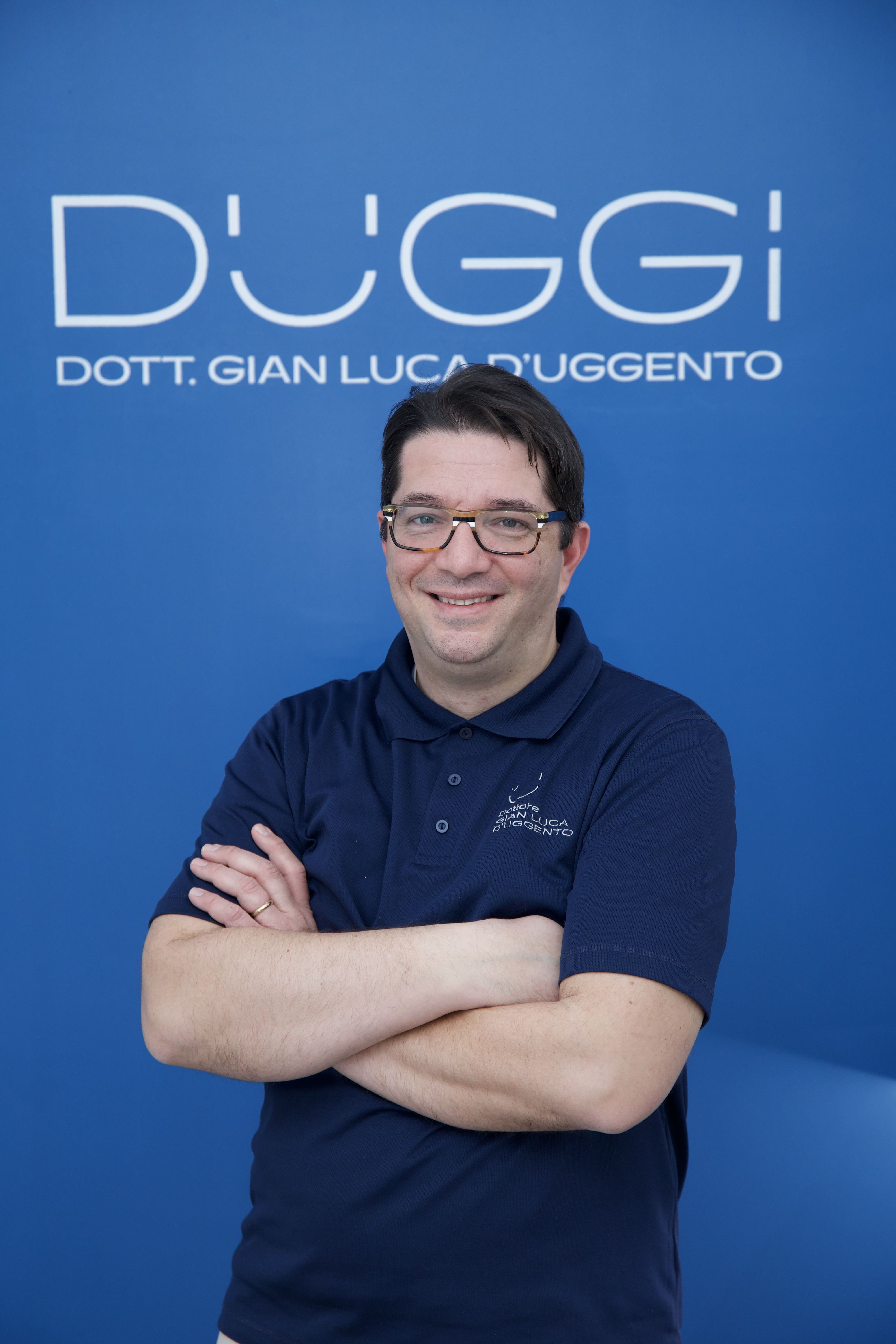 Ritratto del Dott. Gian Luca D'Uggento in studio.