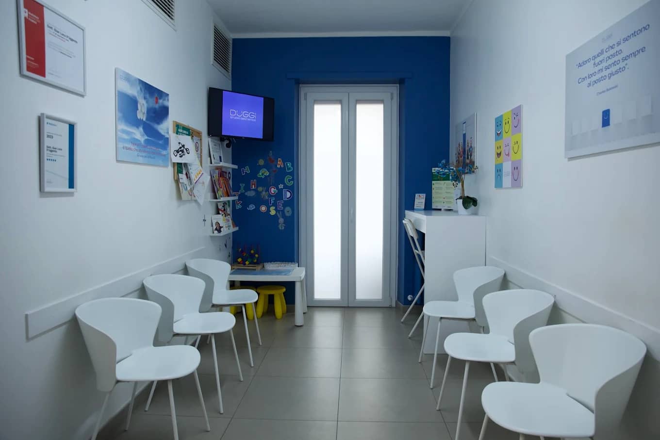 La sala d'attesa e il bancone dell'accoglienza dello studio.